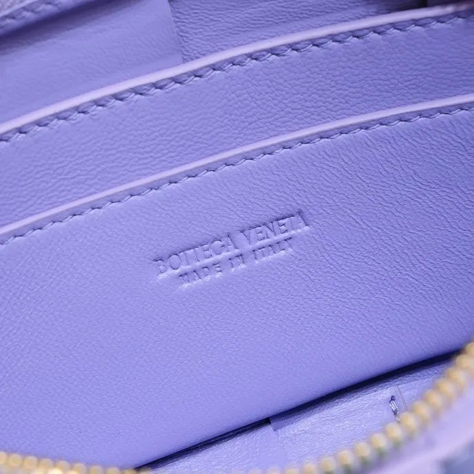 Batch 1120 Lazy and casual is the ultimate meaning of relaxation. Brick cassette has a unique quiet power, which is fashionable without losing aura🧩Classic weaving and neutral style can create a casual and high-end texture. The shoulder strap is adjustable and can be worn on one shoulder or under the armpit, and can be worn as a crossbody at will. Although it is a small size, it can actually hold a lot of belongings, and it is also very light~ This travertine green version of mine feels like it has given spring new vitality🍃 I will grab the versatile item first! Style number: 6816# Size: 18*9*3.5cm